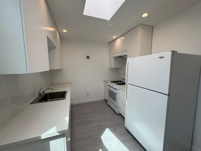 Building Photo - Spacious 5BR/6BA Updated Home with Private...