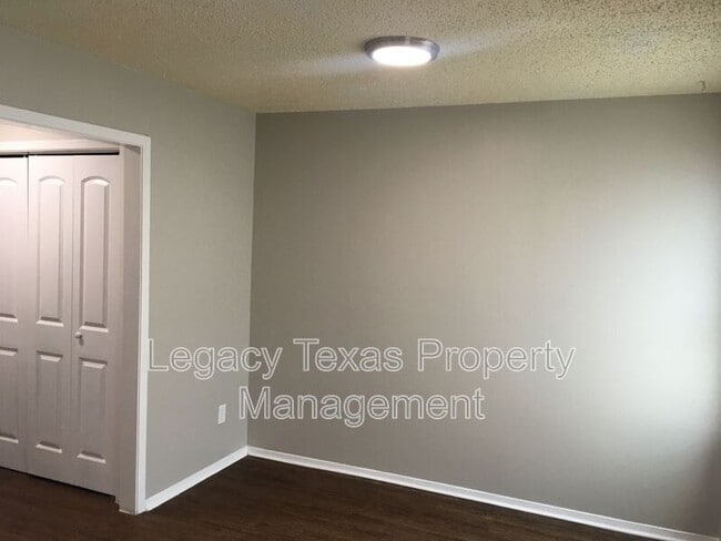Building Photo - 1409 Courtney Pl