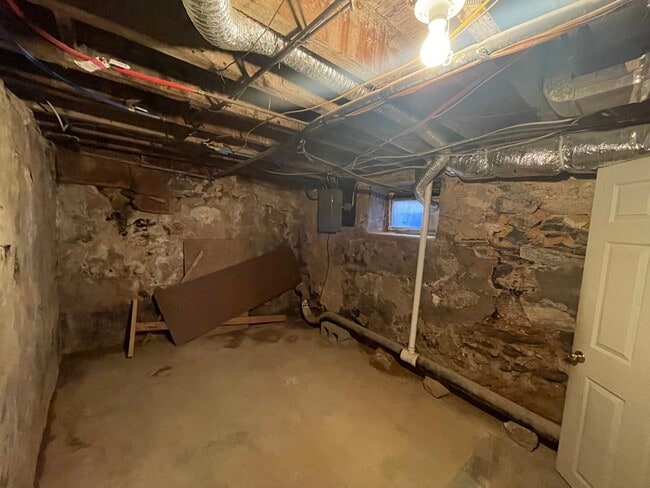 Building Photo - 1611 S Yewdall St