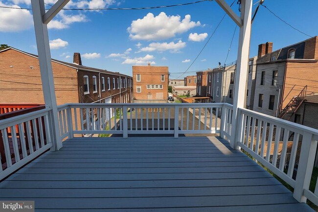 Building Photo - 315 Baylis St