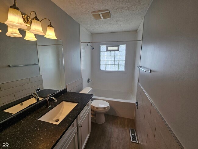 Building Photo - 748 Maple Ln