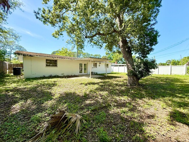 Building Photo - Relaxed Florida living at this 3Bedroom/ 2bath home in the Heart of Daytona Beach!
