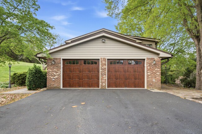 Building Photo - Spacious 5-Bedroom Home in Prestigious Blacksburg Country Club Estates