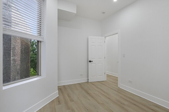 Building Photo - 1114 N Wolcott Ave