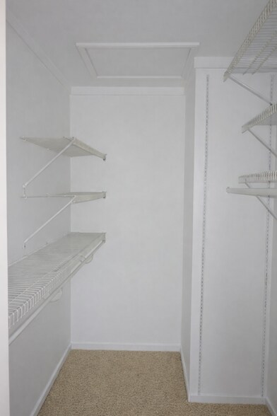 Building Photo - 624 Summit House