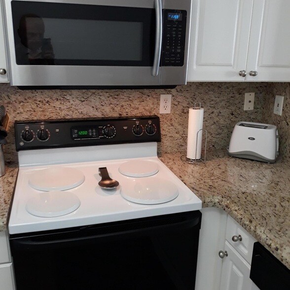 Building Photo - 520 SE 5 Ave