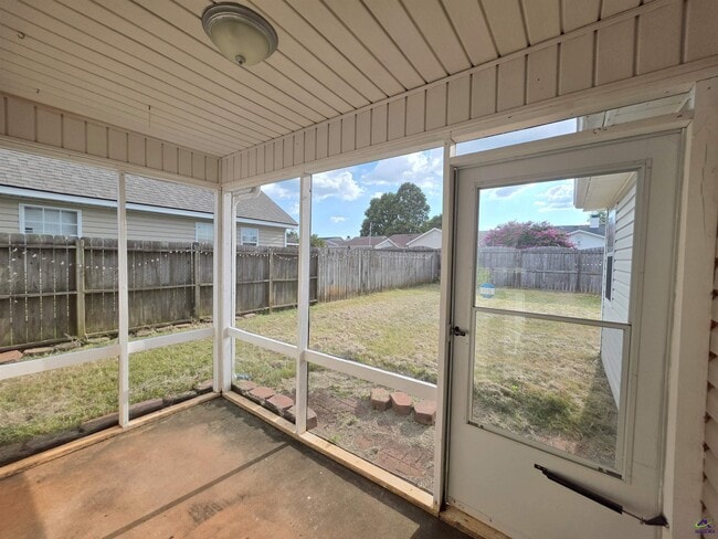 Building Photo - 66 Park Ln