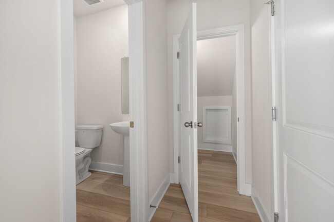 Building Photo - Beautiful new 4-bedroom, 3.5 bath property...