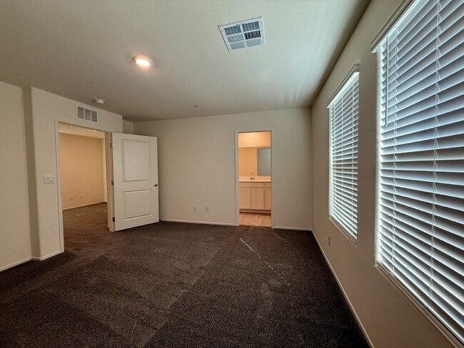 Building Photo - 3 BED 2.5 BATH 2 CAR GARAGE TOWNHOUSE W/ LOFT FOR RENT!!!