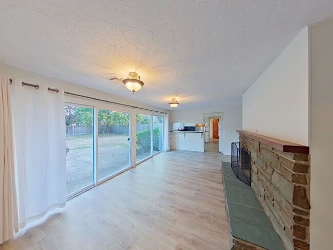 Building Photo - 3 Bedroom Family Home in the Harlow Street Bridge Area