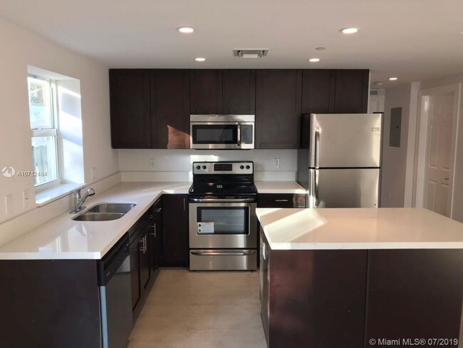 Building Photo - 1010 N 18th Ct