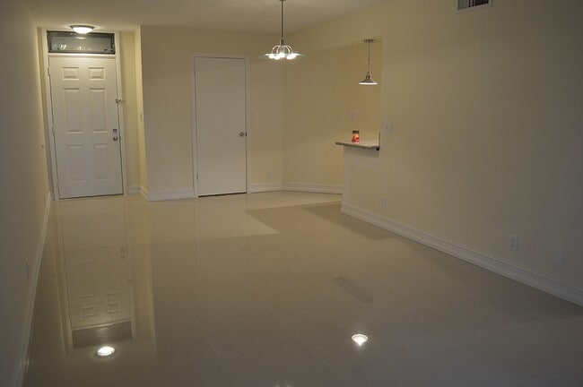 Building Photo - 216 Lake Pointe Dr