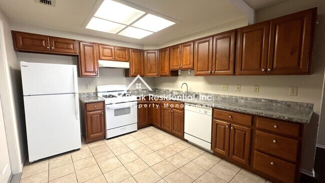 Building Photo - Spacious 2bd/2ba Duplex with 2 Car Garage