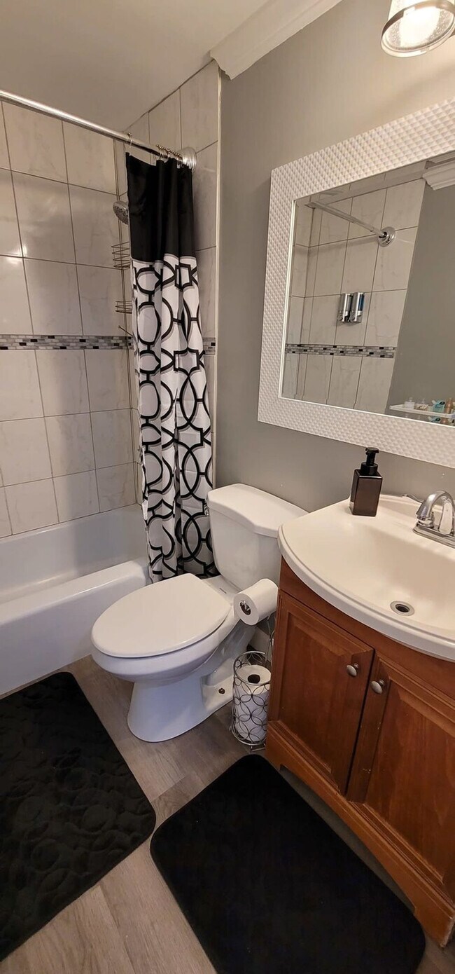 Building Photo - 300 W Peachtree St NW