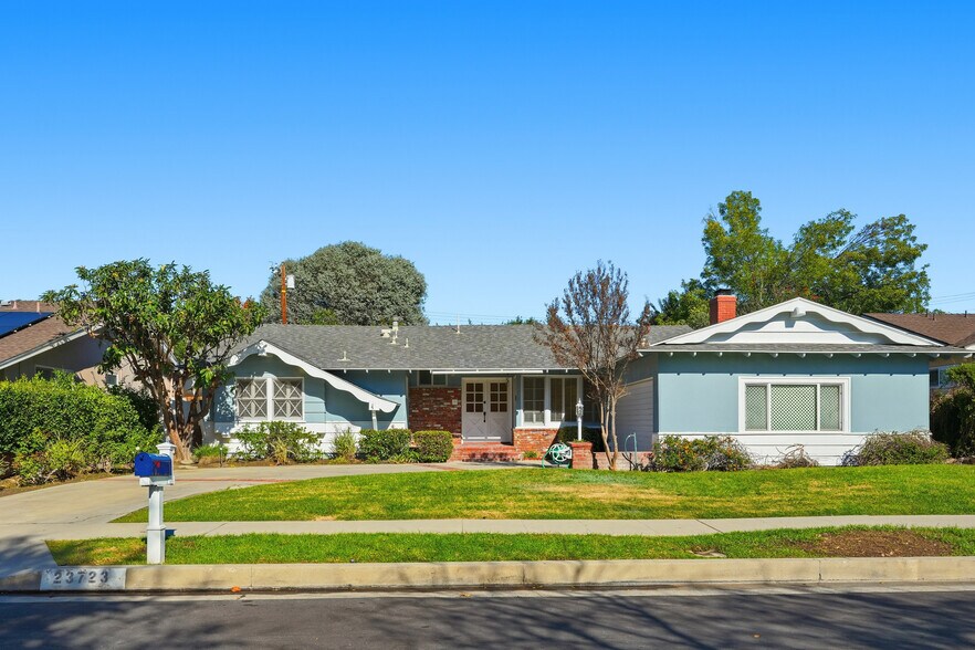 Building Photo - 23723 Aetna St