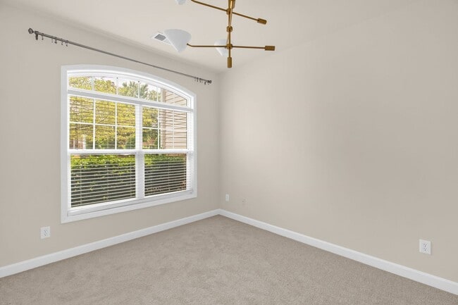 Building Photo - Beautiful Maintanance-Free 3 bedrooms 3 FU...