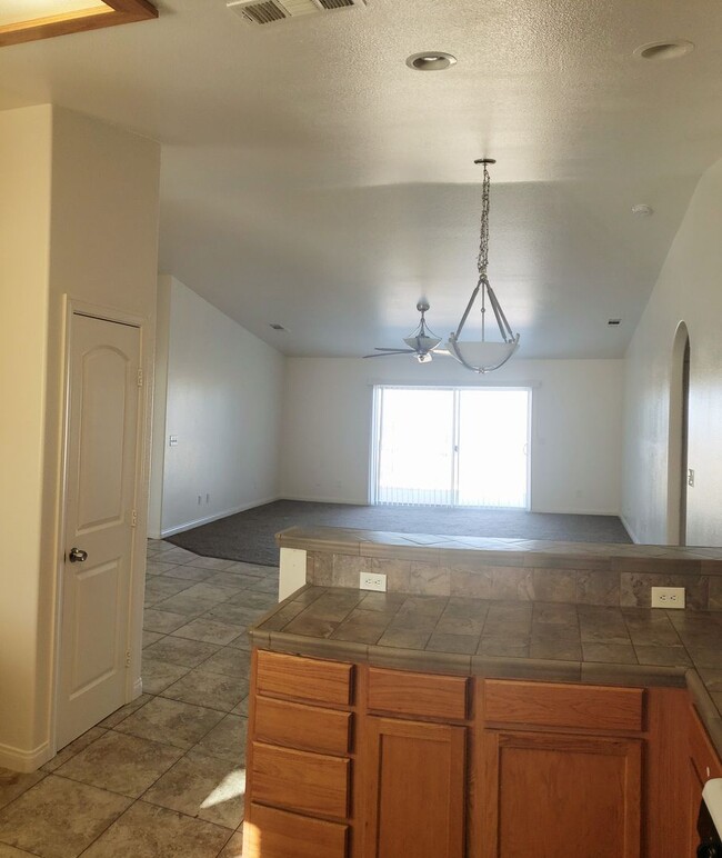 Building Photo - 4 bed 2 bath home in Upper Friendly Hills ...