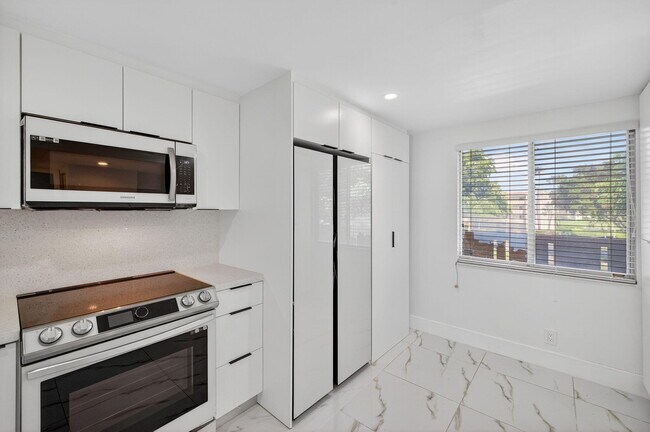 Building Photo - 14375 Strathmore Ln