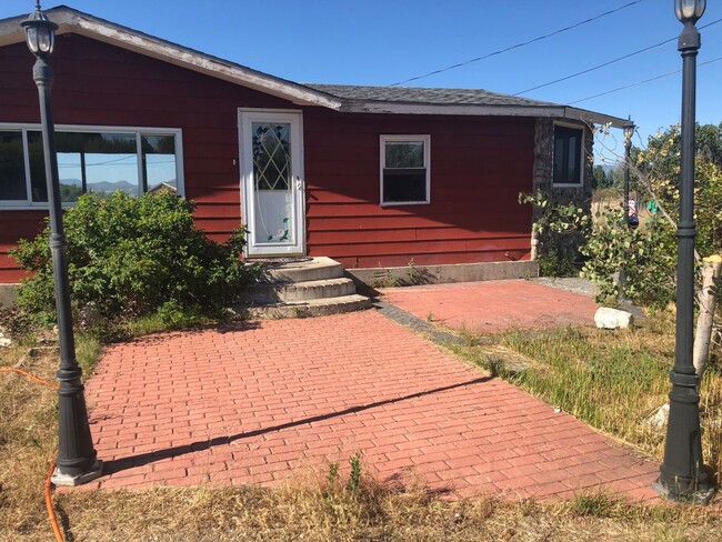 Building Photo - Animal Friendly 2 Bedroom Home on 2.5 Acre...