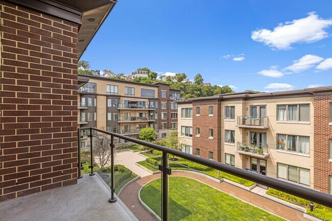 Building Photo - 250 Henley Pl