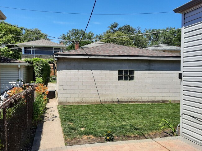 Building Photo - 3Br/2Bath House in Evanston $3,600/m