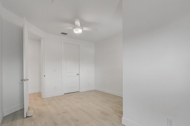 Building Photo - 120 Water Pointe Pl