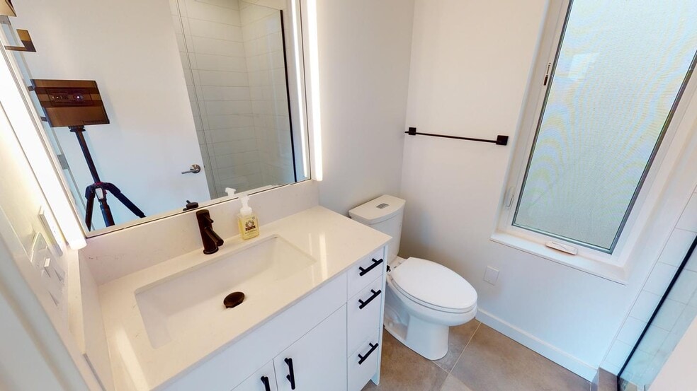 Building Photo - Chic Wallingford townhouse near Gas Works Park