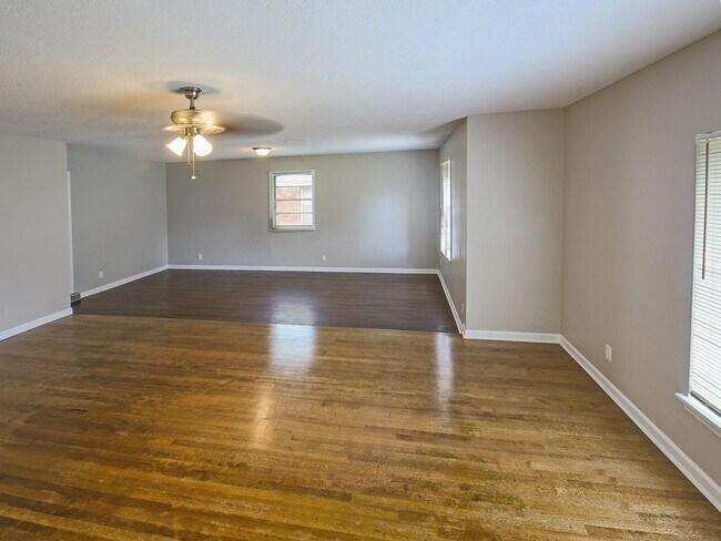 Building Photo - UPDATED & CUTE 3 bed, 2 bath home.