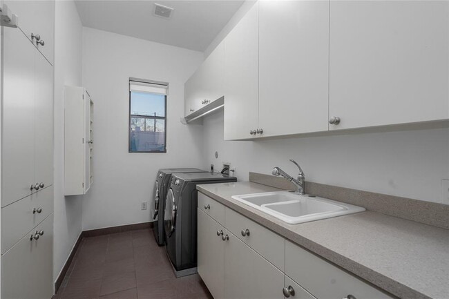 Building Photo - 118 Tuam St