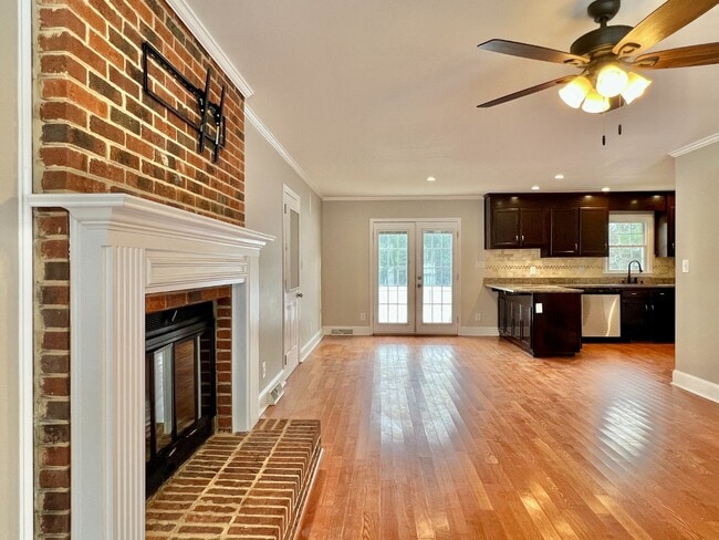 Building Photo - SPACIOUS INSIDE AND OUT!