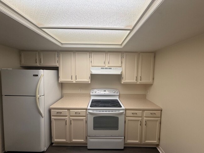 Building Photo - 3 Bedroom Backing up to San Felasco Hammock