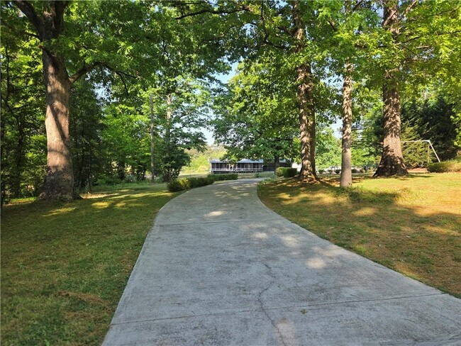 Building Photo - 3060 Glen Wallace Dr