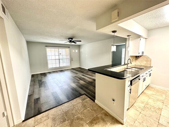 Building Photo - 1311 Antoine Dr