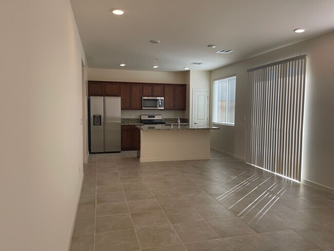 Building Photo - Beautiful Falcon Ridge Townhome!