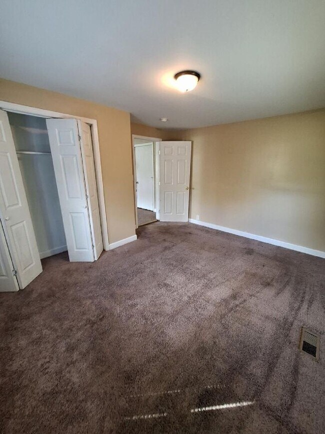 Building Photo - Knoxville 37914 - 3 bedroom, 1 bath home - Contact Tara Hayes (865) 242-8010