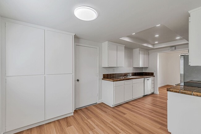 Building Photo - Cupertino Schools - Beautifully Updated Co...