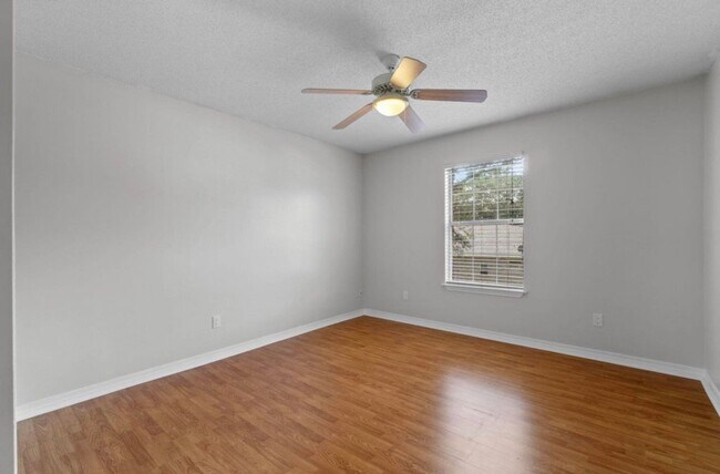 Building Photo - 1810 Hurlburt Rd