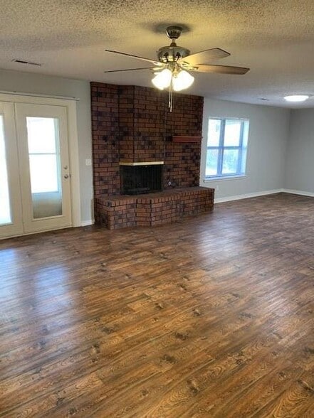 Building Photo - 4006 Watkins Ave