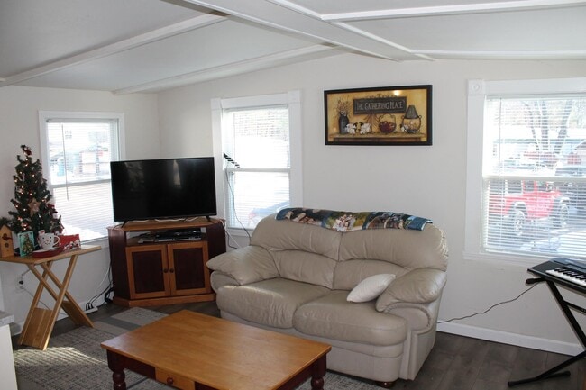 Building Photo - 192 Manchester St