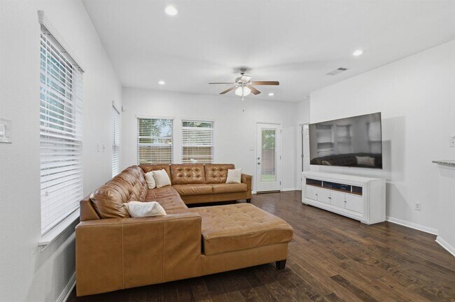Building Photo - 2304 S Lakeline Blvd