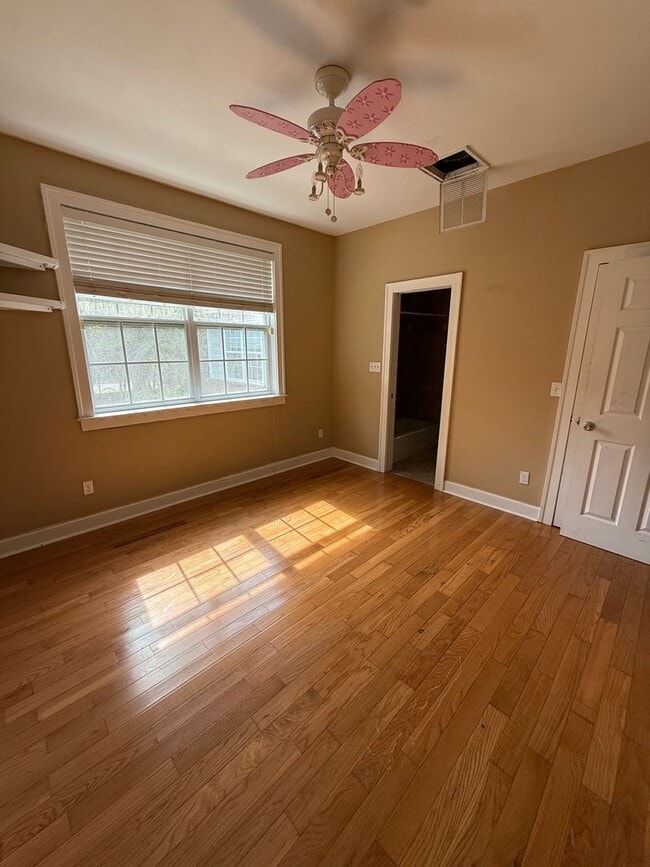 Building Photo - 4/3 House off of Bellevue! Available August 2026!