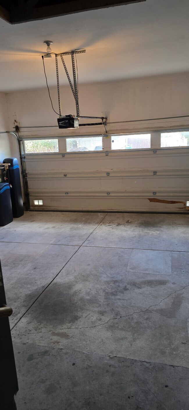 Building Photo - 419 Dolly Dr