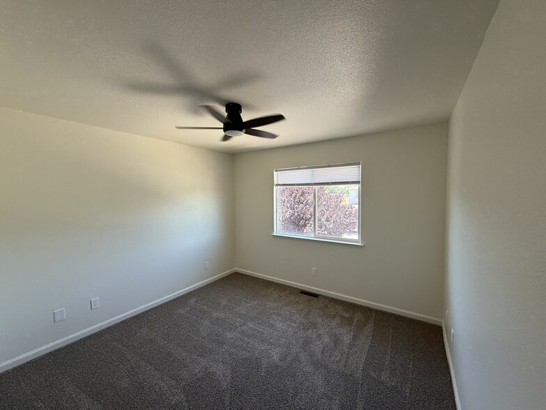 Building Photo - 625 Sunny Ln