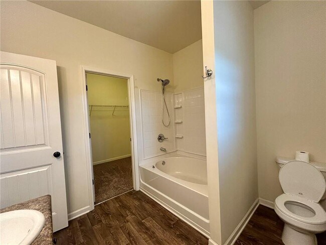 Building Photo - 664 Oakside Pl