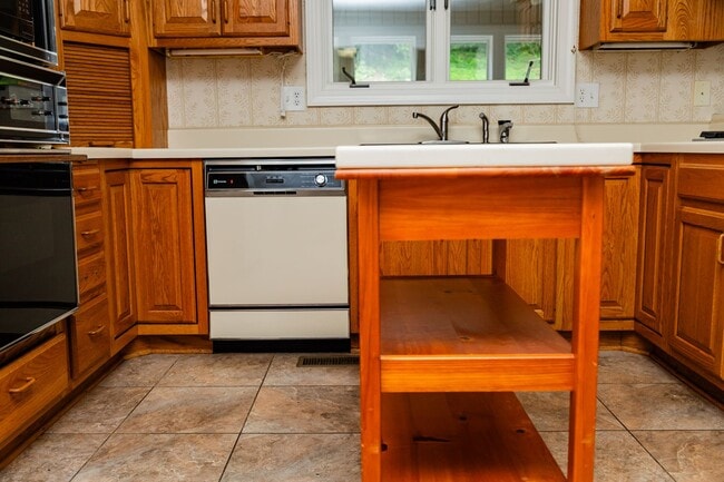 Building Photo - New Listing!