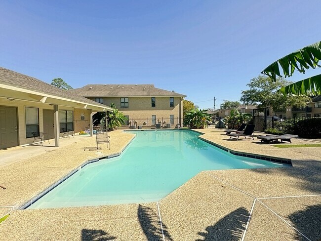 Building Photo - 1 Bedroom Downstairs condo available now! Community Pool