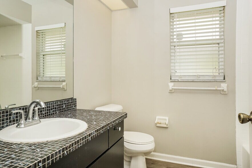 Building Photo - 5146 Old Ashwood Dr