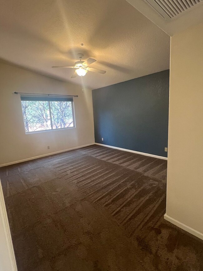 Building Photo - $1,000 MOVE IN CREDIT OFFERED!