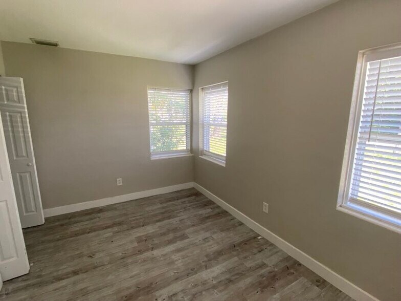 Building Photo - 3913 Silver Palm Dr