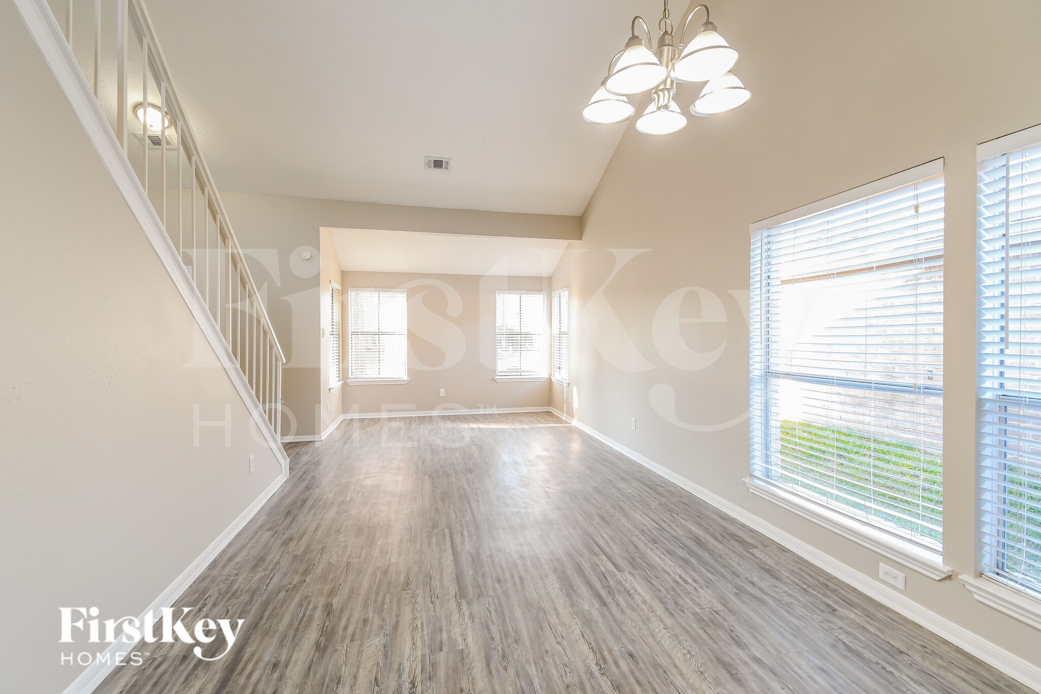 Building Photo - 15915 Vista Del Mar Dr